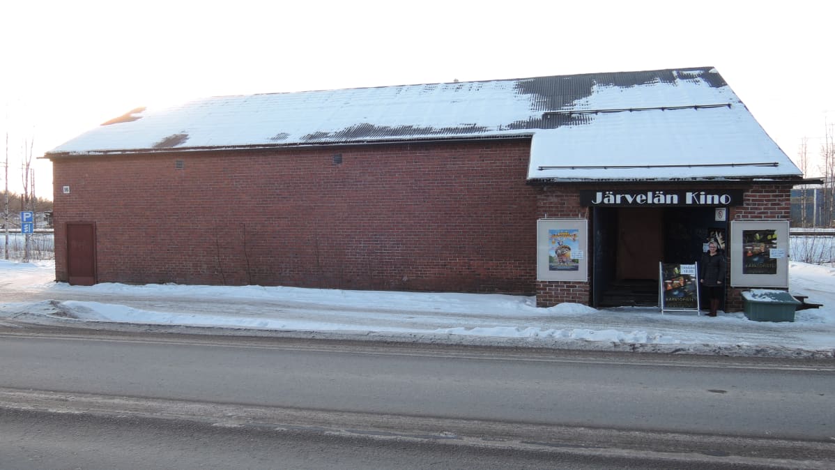 Järvelän Kino koko komeudessaan.