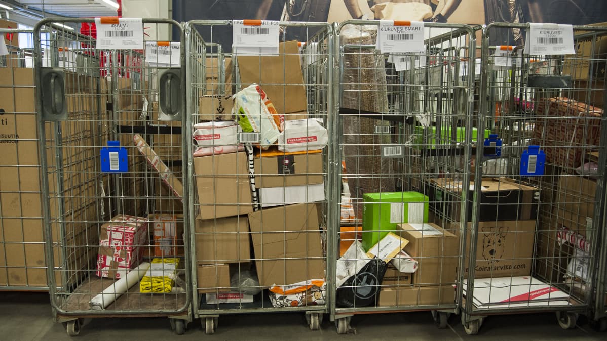 Paketteja kärrissä.