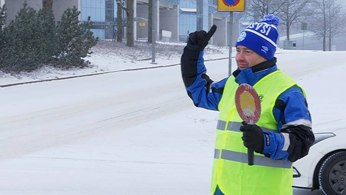 Sami Nordenswan ohjaa liikennettä FC Kuusysin joulumarkkinoilla.
