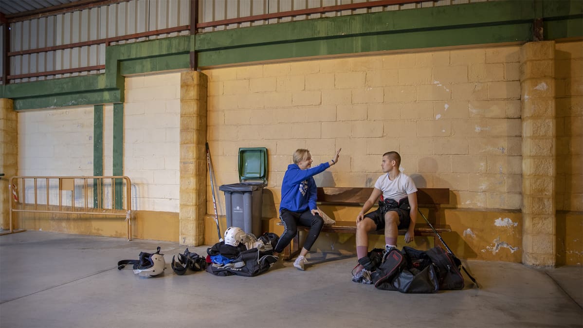 Pojat rullakiekkohallissa