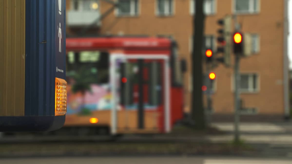 Odota-valo palaa Helsingin Mäkelänkadun liikennevaloissa
