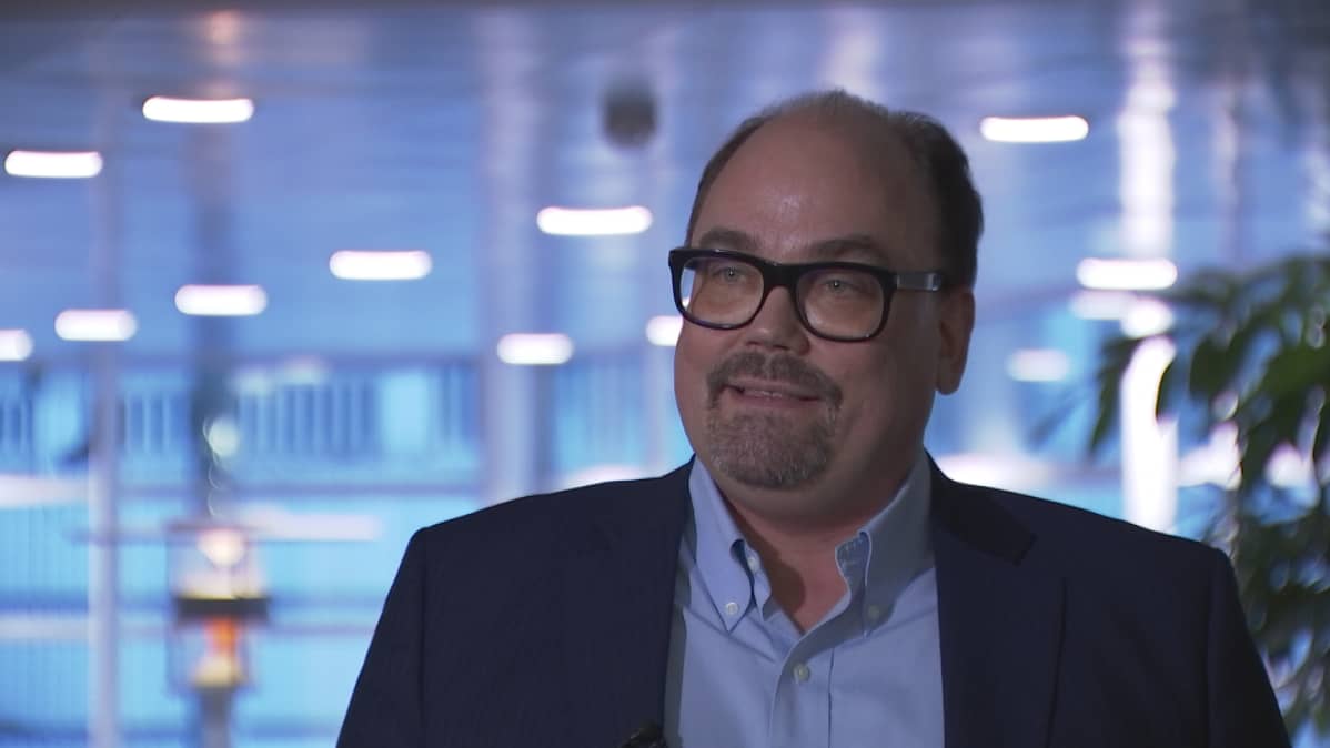S-Pankin toimitusjohtaja Pekka Ylihurula Ässäkeskuksen yläaulassa.