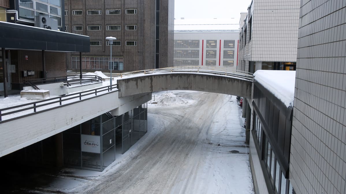 Vapaudenkadun sisäpiha, kävelysilta sosiaaliasemalle.