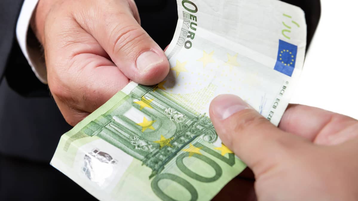Raha vaihtaa omistajaa.