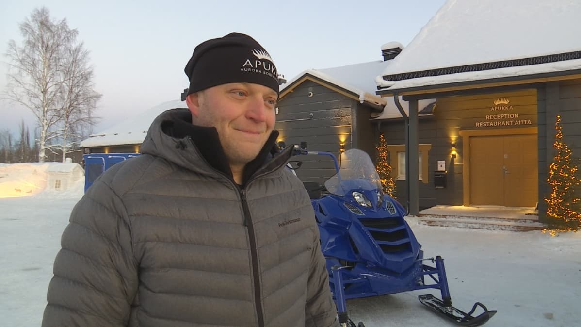 Yrittäjä Markus Kolari on ottanut käyttöön raskaat moottorikelkat yrityksessään Rovaniemn Apukassa.