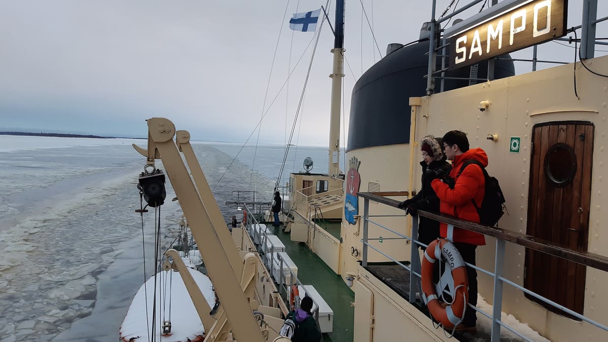 Turisteja matkailujäänmurtaja Sampon kannella.