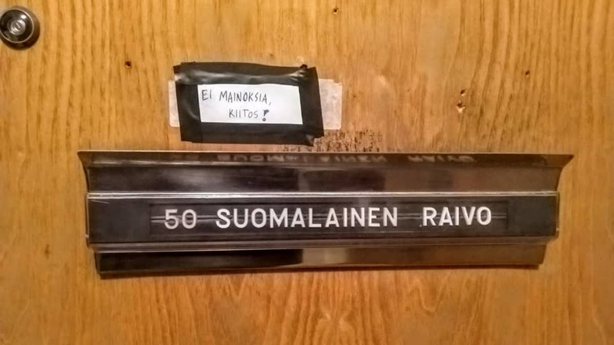 Postiluukku, jossa kukee Suomalainen Raivo.