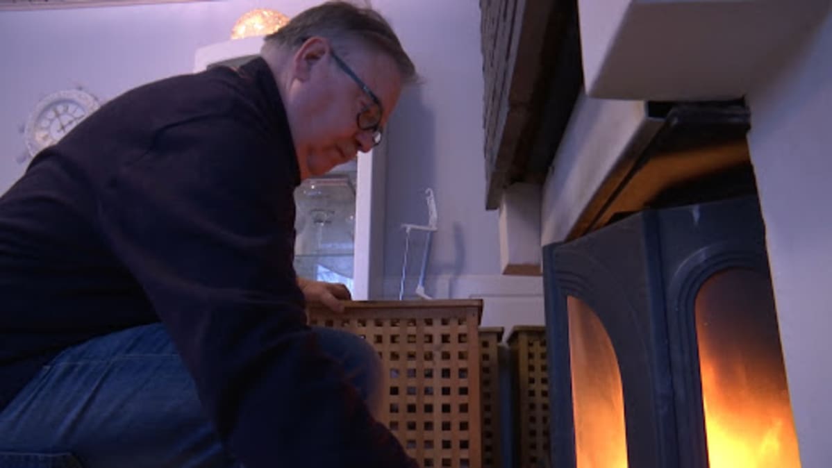 Peter Remahl lämmittää takkaa