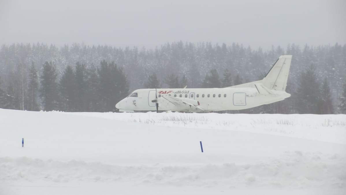 Raf Avian logolla varustettu lentokone lumisella Savonlinnan lentokentällä