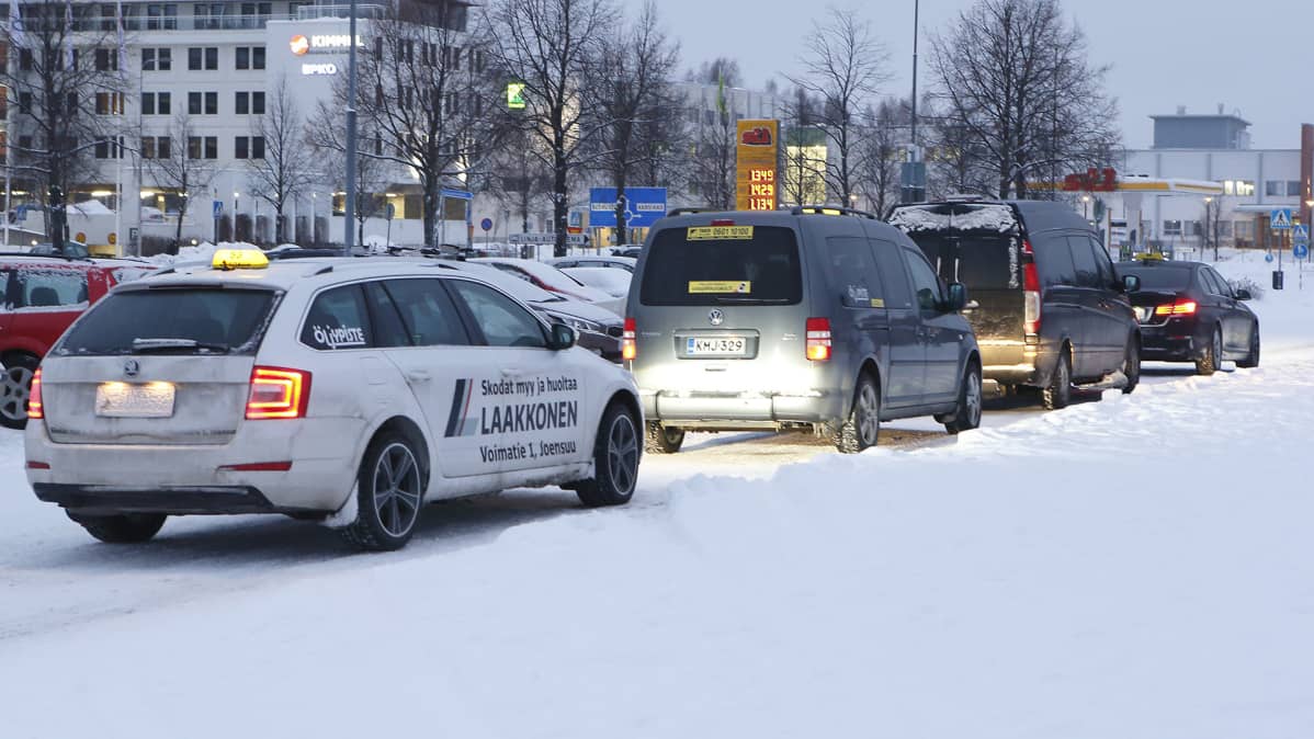 Taksiautoja pysäkillä.