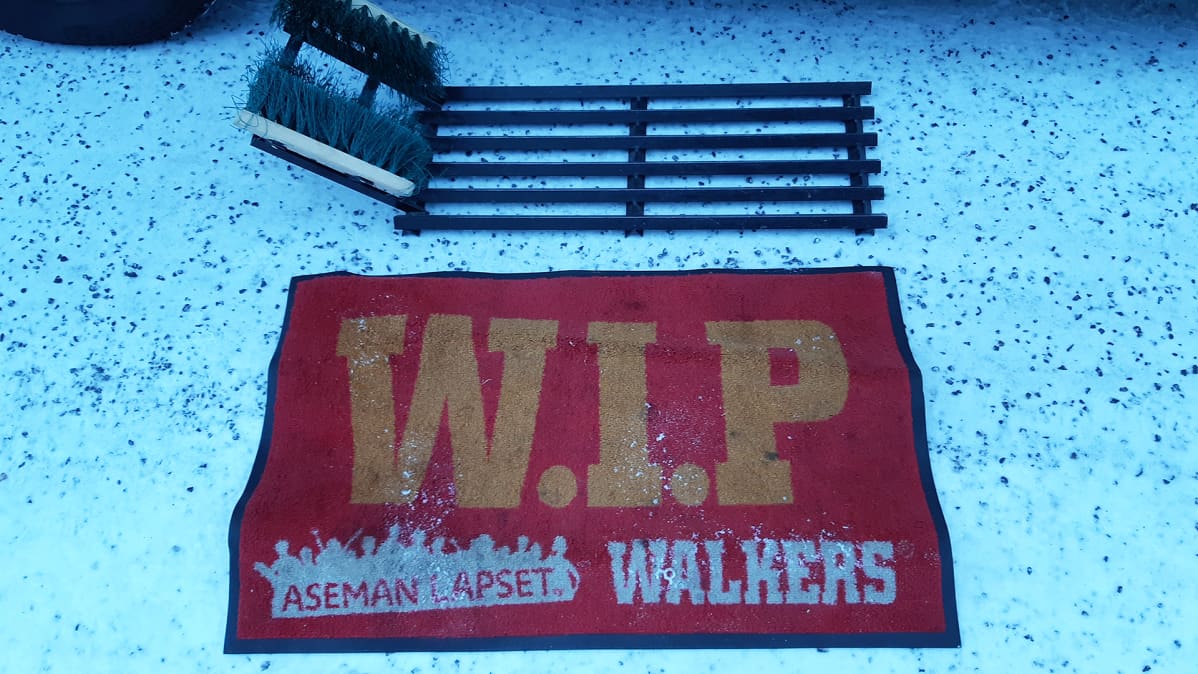 Walkers-auton edessä oleva ovenmatto.