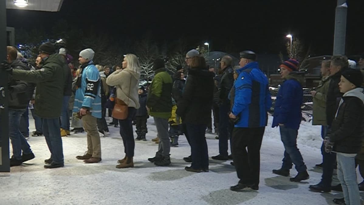 Ihmiset jonottavat Pelicansin otteluun Lahdessa jäähallin ulkopuolella tammikuussa 2019