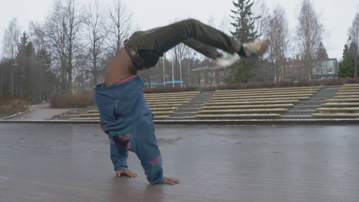 Breaktanssija Pietari Kauppinen tanssii Lounaispuiston lavalla Jyväskylässä.