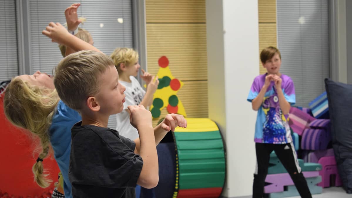Lapset tanssivat Fortdance-tunnilla.