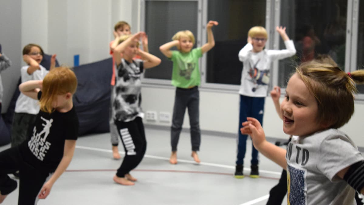 Lapset tanssivat Fortdance-tunnilla.