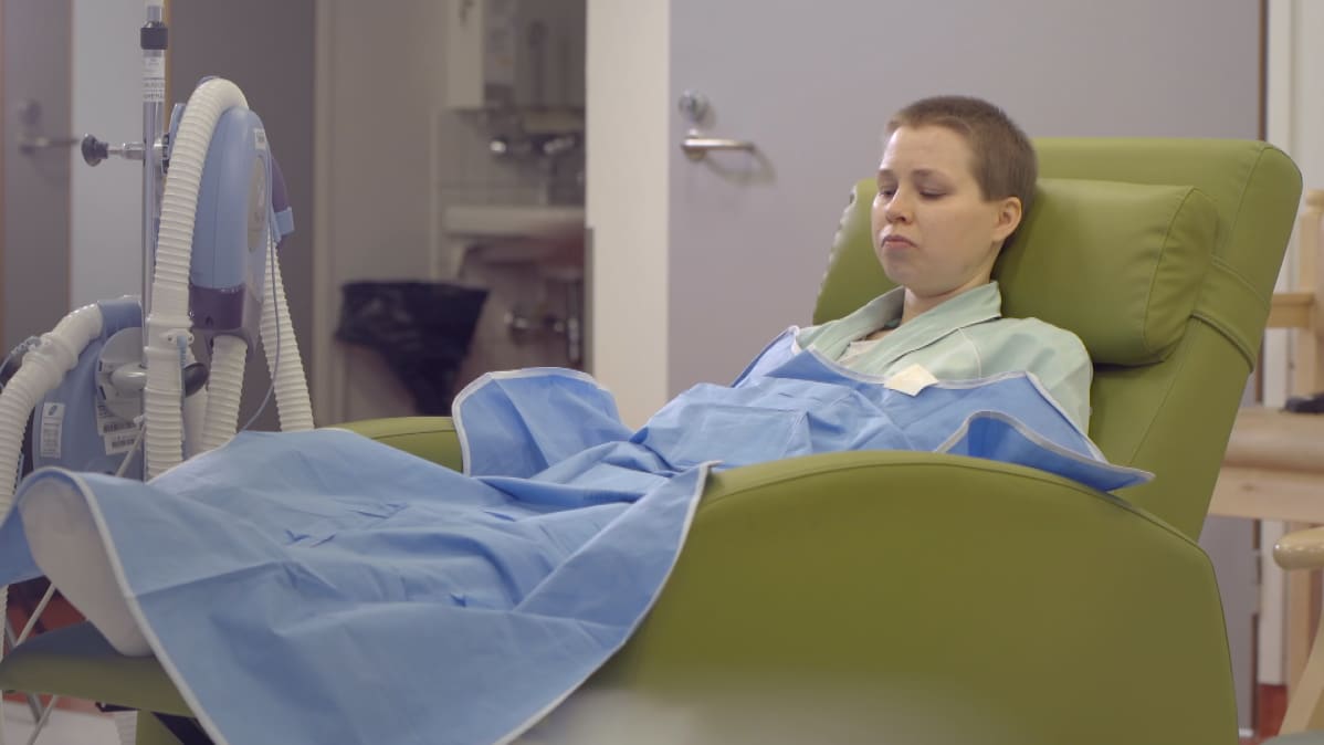 Roosa Pakkanen odottaa sterilisaatio-leikkaukseen pääsyä Lohjan sairaalassa.