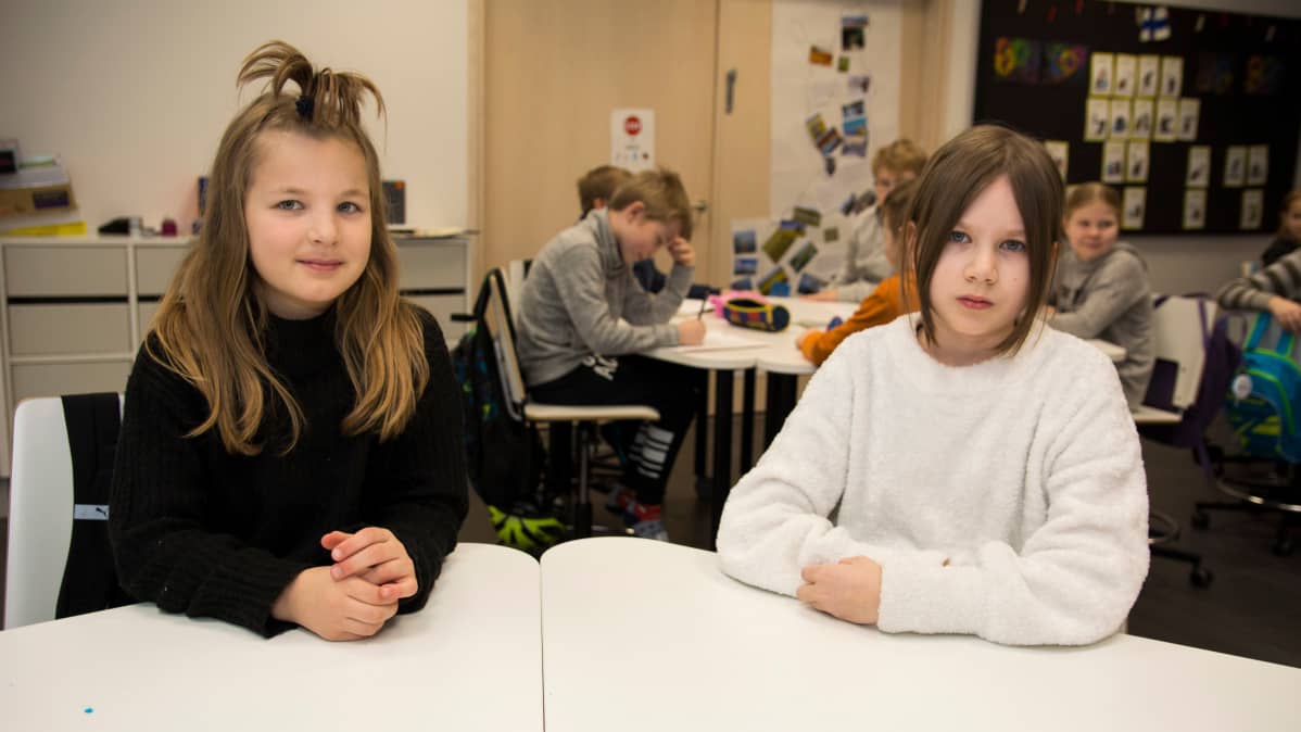 Lehtikankaan koulun oppilaat Jasmin Kemppainen ja Tanja Juntunen