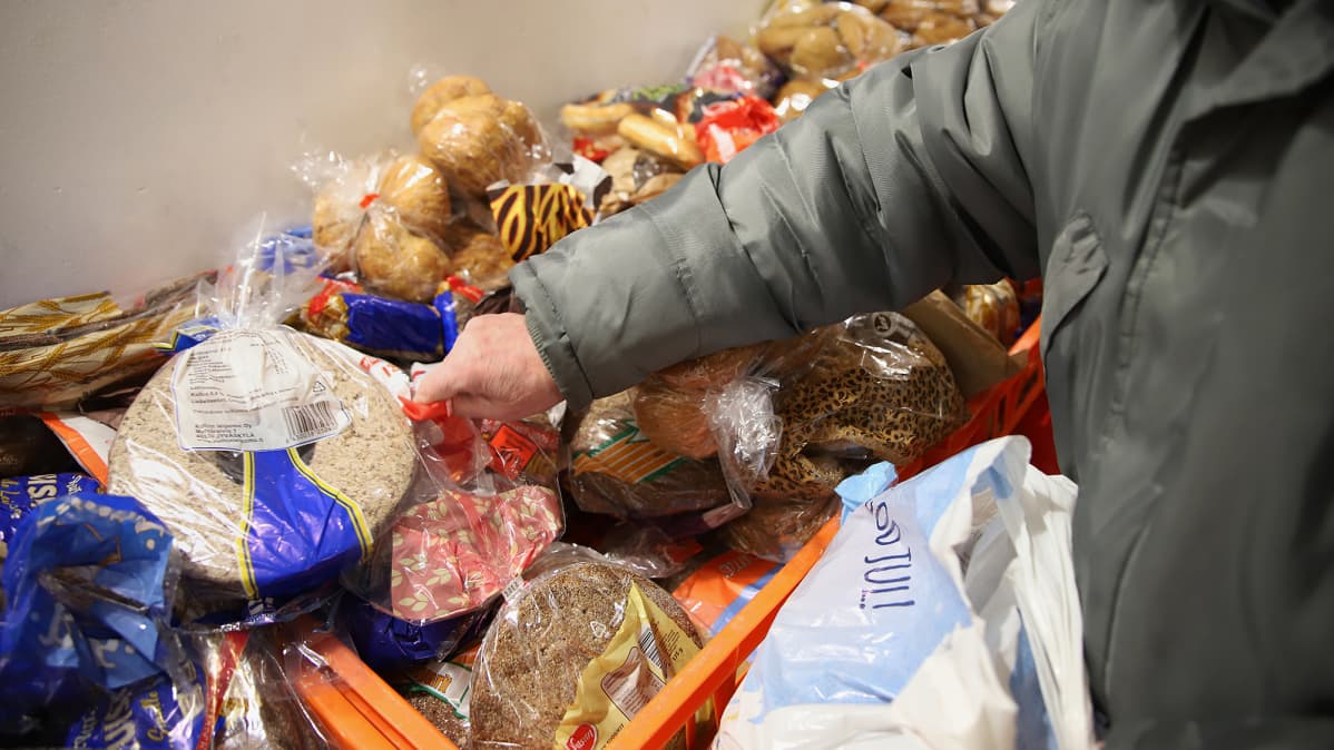 Ihminen ottaa leipäpaketin.