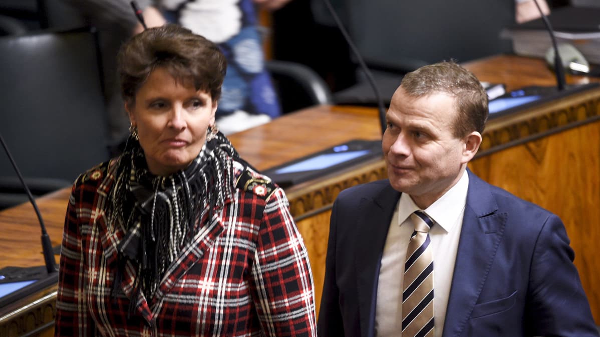 Liikenne- ja viestintäministeri Anne Berner ja valtiovarainministeri Petteri Orpo eduskunnan kyselytunnilla Helsingissä torstaina 10. tammikuuta.