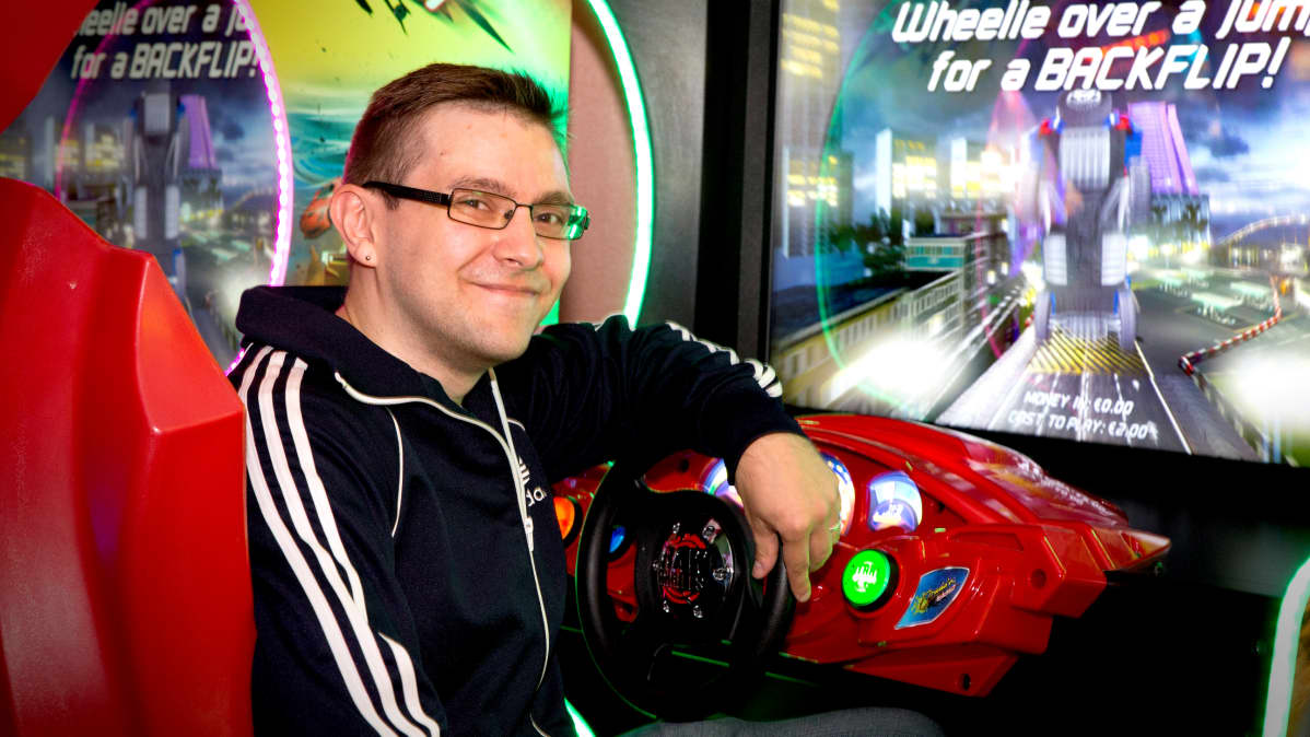 Pelitutkija Mikko Meriläisen mukaan aikuisten miesten pelaaminen voidaan nähdä kyvyttömyytenä kasvaa aikuiseksi ja “todelliseksi mieheksi”.