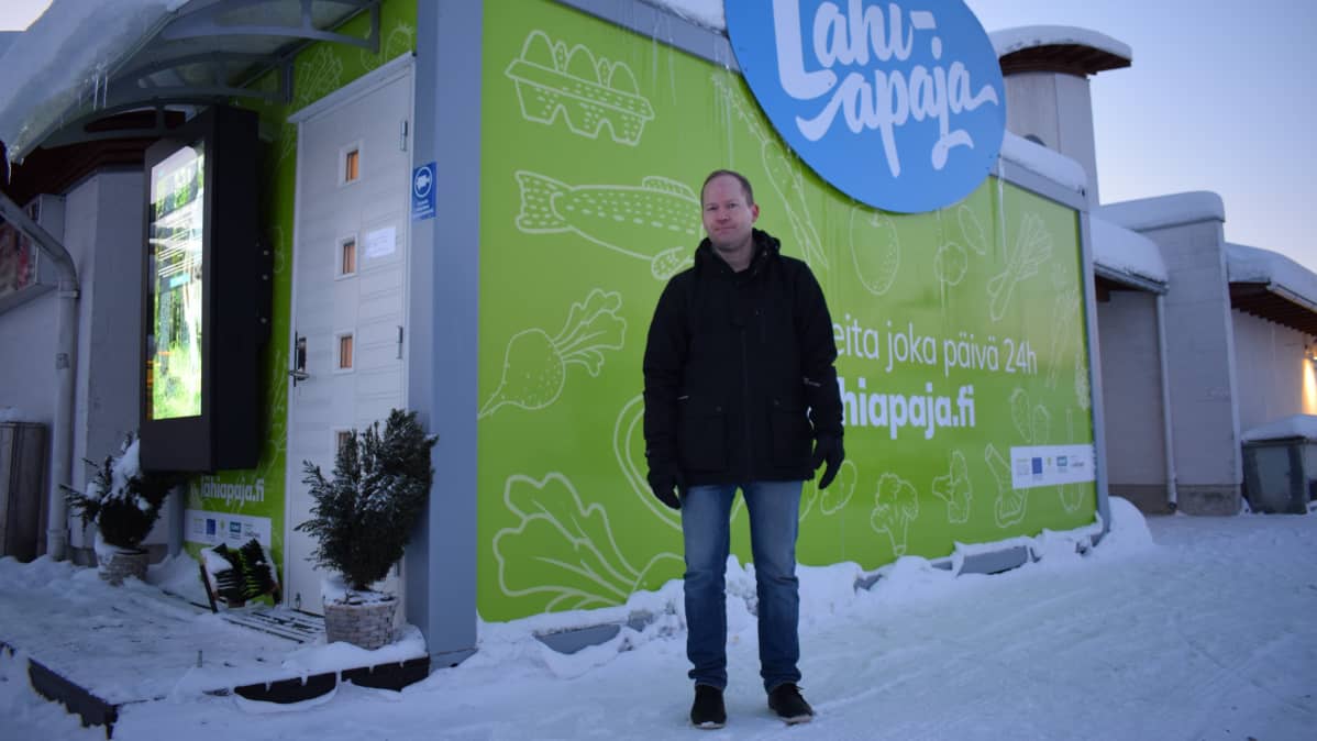 Esa Helansuo lähiruokakontin edessä.