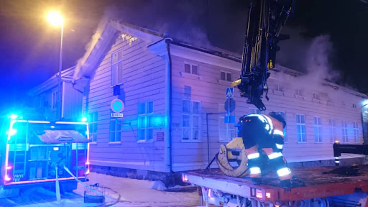 Pelastuslaitos sammuttaa vanhaa rakennusta