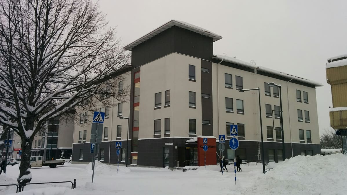 Vaalea, nelikerroksinen Mehiläisen hoivakotikiinteistö kaupunkimaisemassa Kuusankoskella talvella.