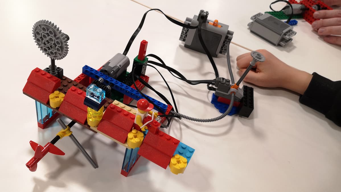 Legoista rakennettu robotti.