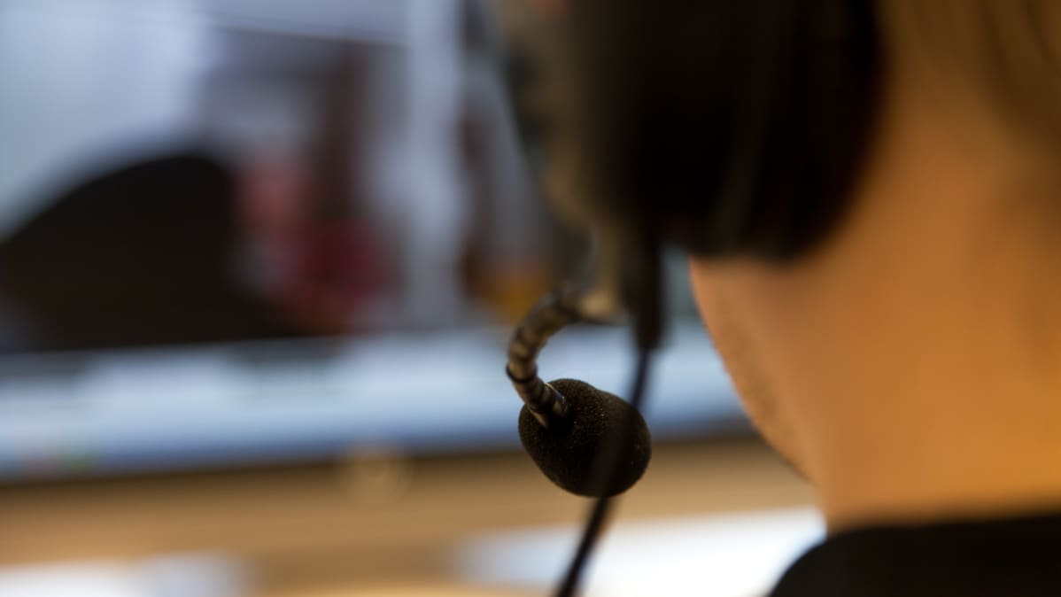Lähihoitaja käy kotihoidon asiakkaan kanssa videopuhelua