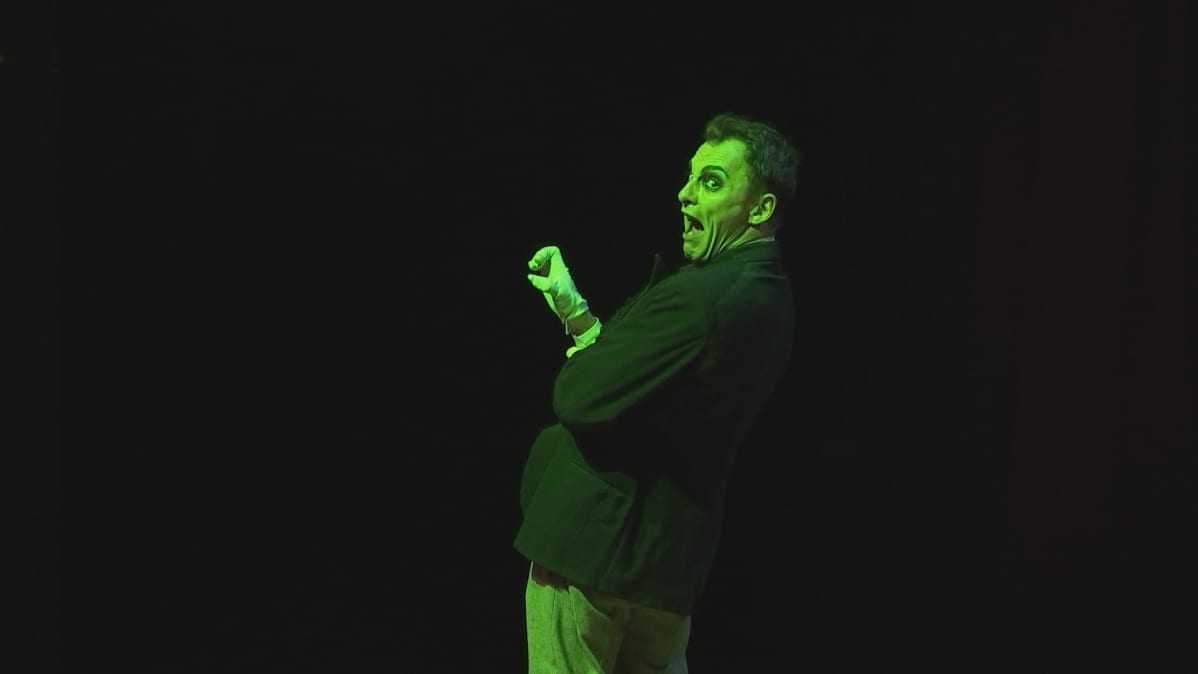 Näyttelijjä Marc Gassot Kansallisteatterin pienellä näyttämöllä. Alien-kohtaus esityksestä Lion - The Weird and Magical Abrakadabra Circus Show.