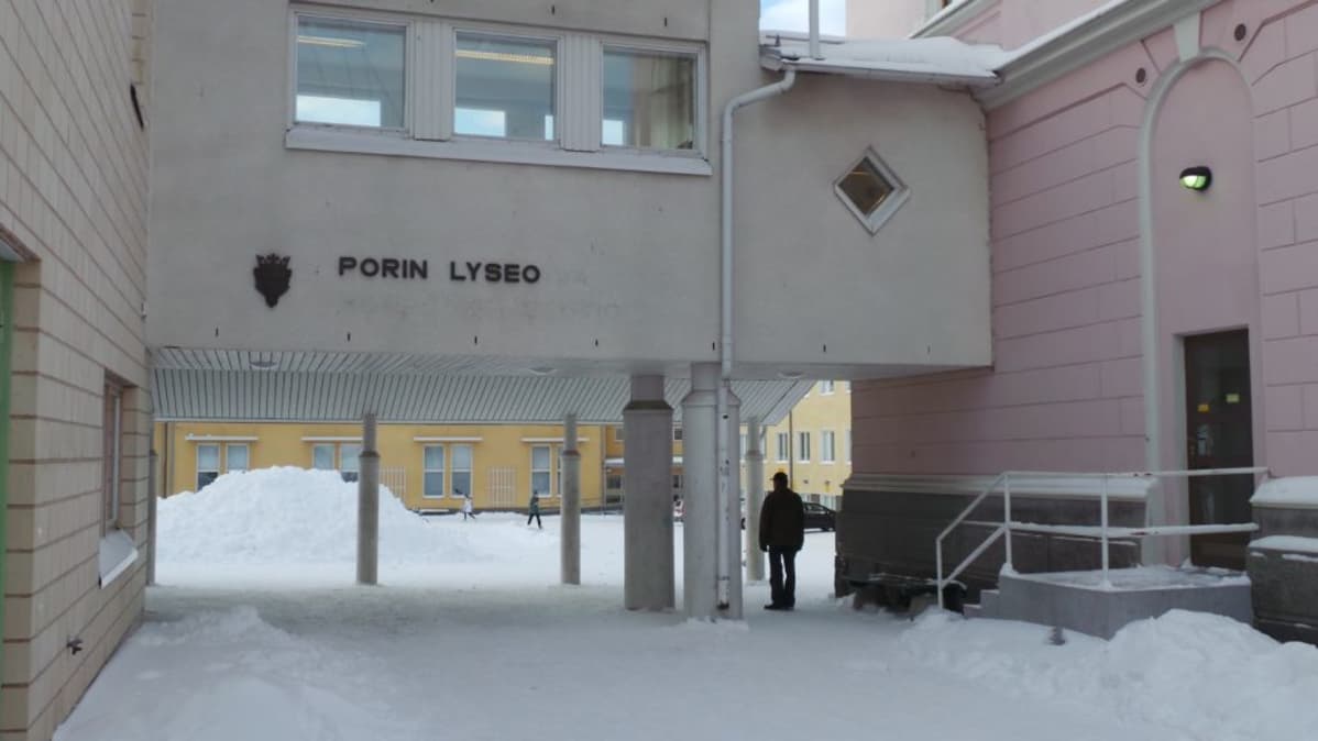Porin lyseon koulurakennusta