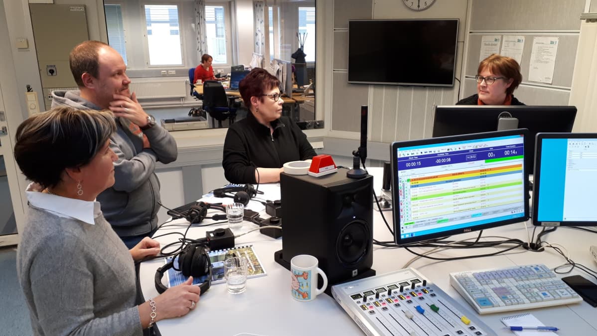 Toimittaja Elina Kaakinen vetämässä radiokeskustelua