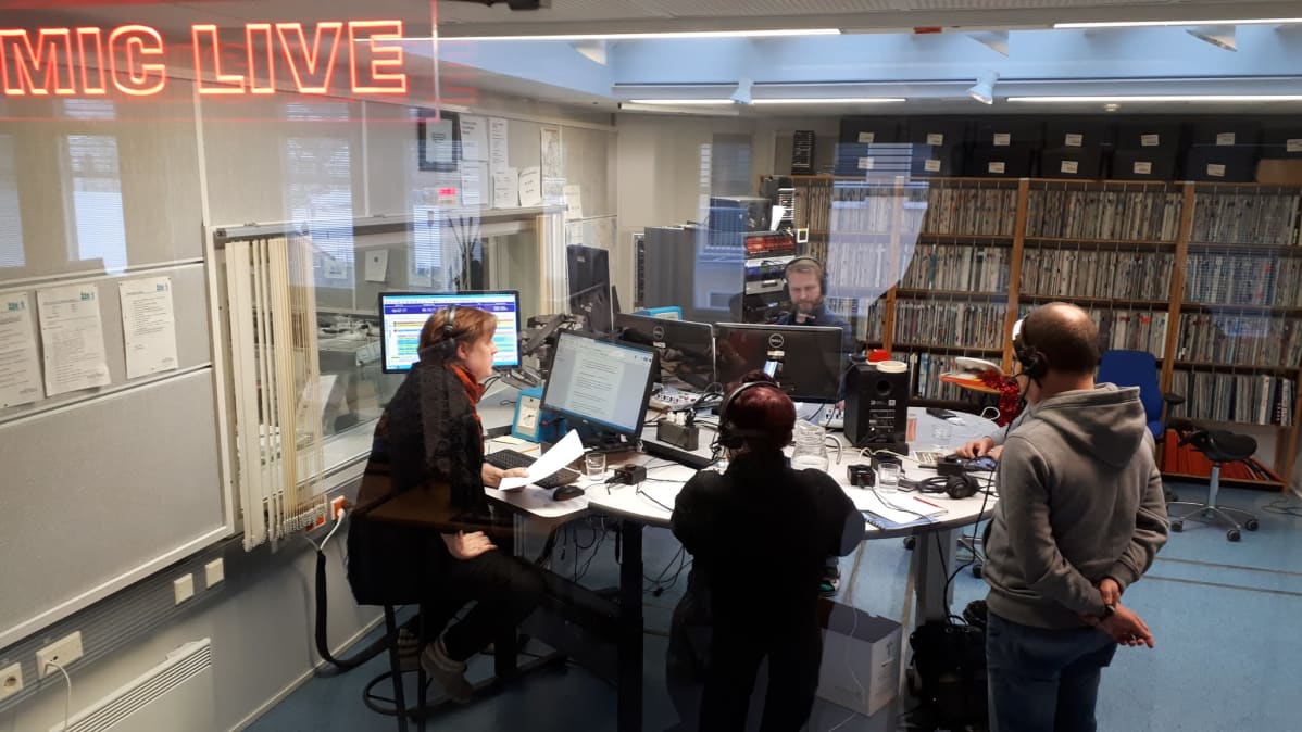 Haastateltavat radiostudiossa