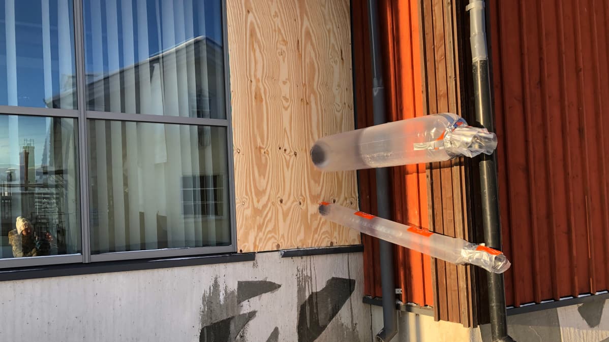 Kuvassa tuuleteteaan palossa vaurioitunutta rakennusta