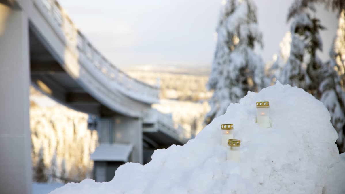 Kynttilöitä Jyväskylän Laajavuoressa.