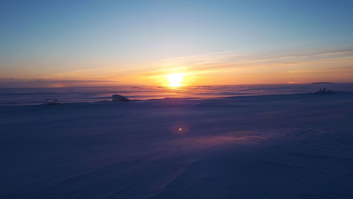 Auringonnousu meren jäällä