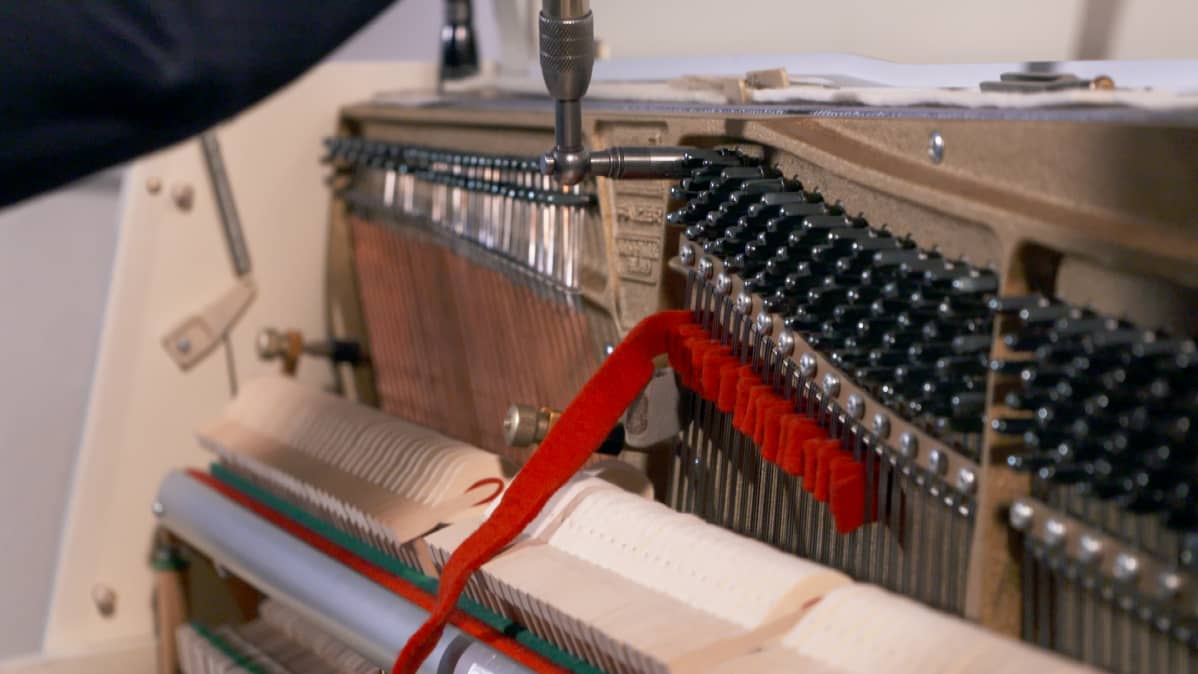 Pianonvirittäjä Pekka Savolainen virittää pianoa.