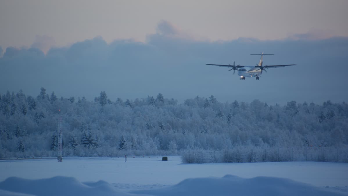 Norra-lentoyhtiön potkurikone laskeutuu Kemi-Tornion lentoasemalle huuruisessa talvipakkasessa lumihankien keskellä.