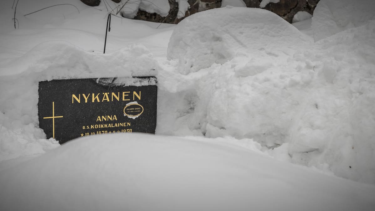 Anna Nykäsen o.s. Koikkalainen ja Hilmeri Ensio Nykäsen, Matti Nykäsen isän, hautakivi Jyväskylän vanhalla hautausmaalla.