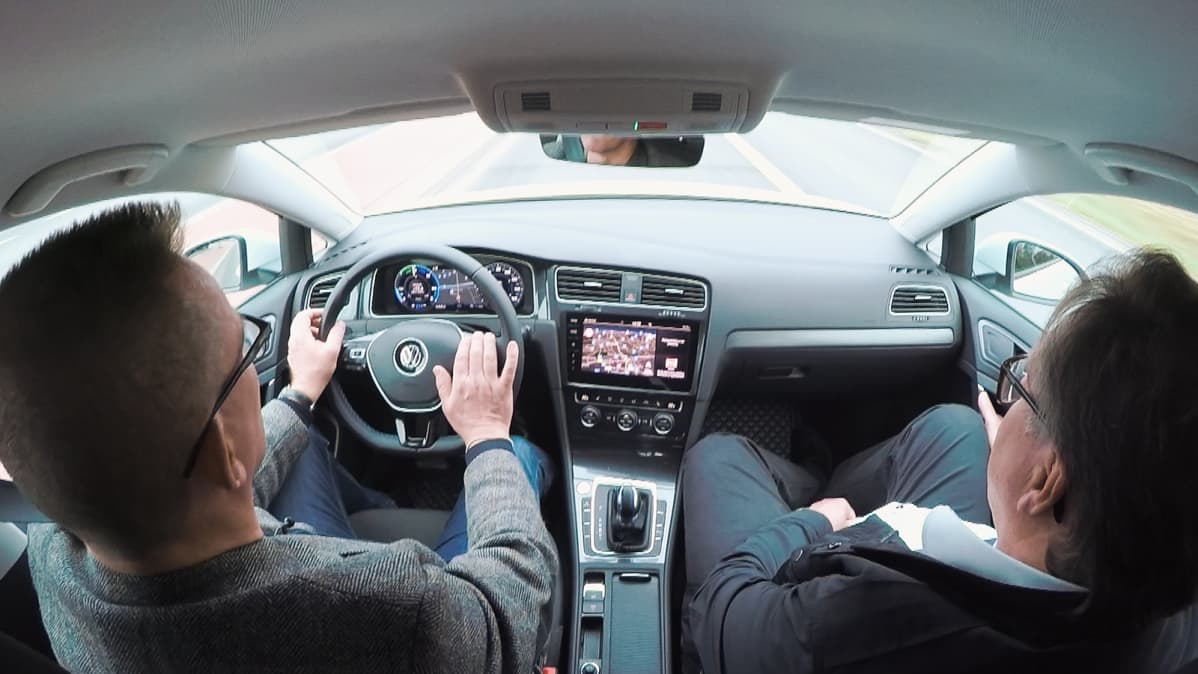 VW eGolf sisältä, ajossa, kuljettaja ja repsikka
