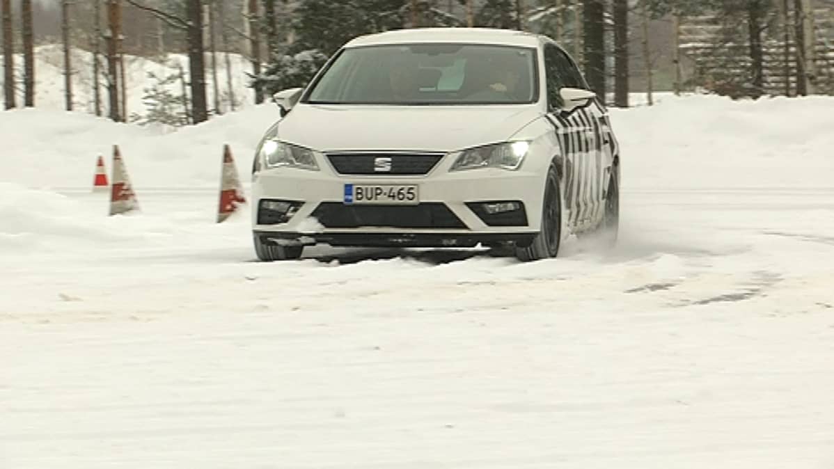 Liikenneopiston auto ajoharjoitteluradalla.