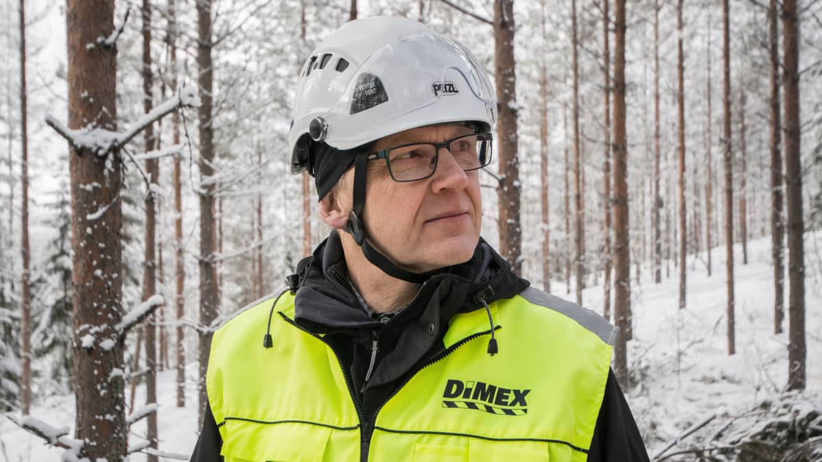 Metsässä valvomassa opetusta.