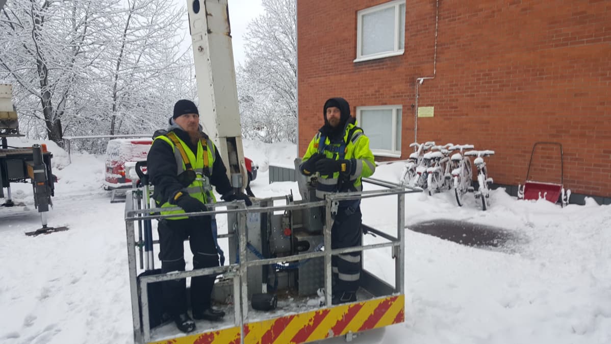 Lumenpudottajat Aki Kosunen ja Juha Harvistola nostokorissa
