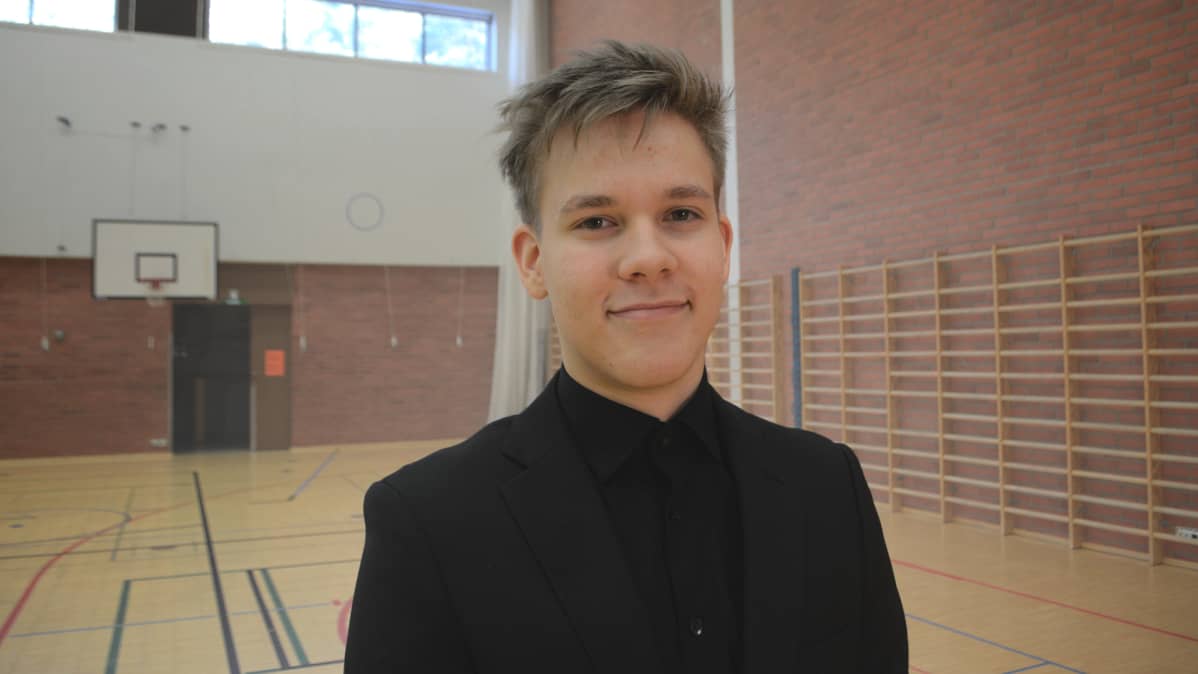 Jesse Hukkanen Lapinlahden monitoimitalon salissa.