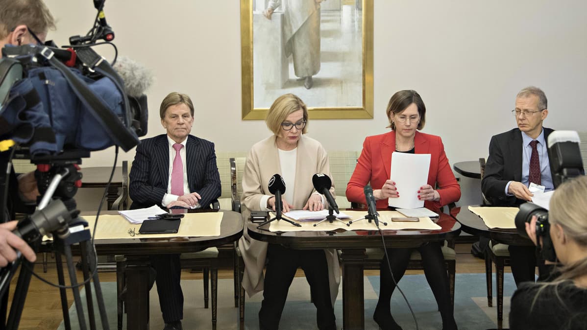 Kuvassa vasemmalta varapuhemies Mauri Pekkarinen, puhemies Paula Risikko, toinen varapuhemies Tuula Haatainen ja eduskunnan apulaispääsihteeri Timo Tuovinen.