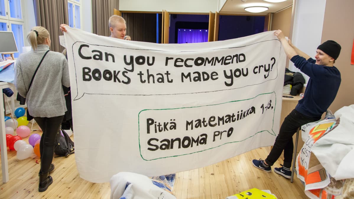 Abit esittelevät Lappeenrannan Kimpisen lukion penkkarilakanoita