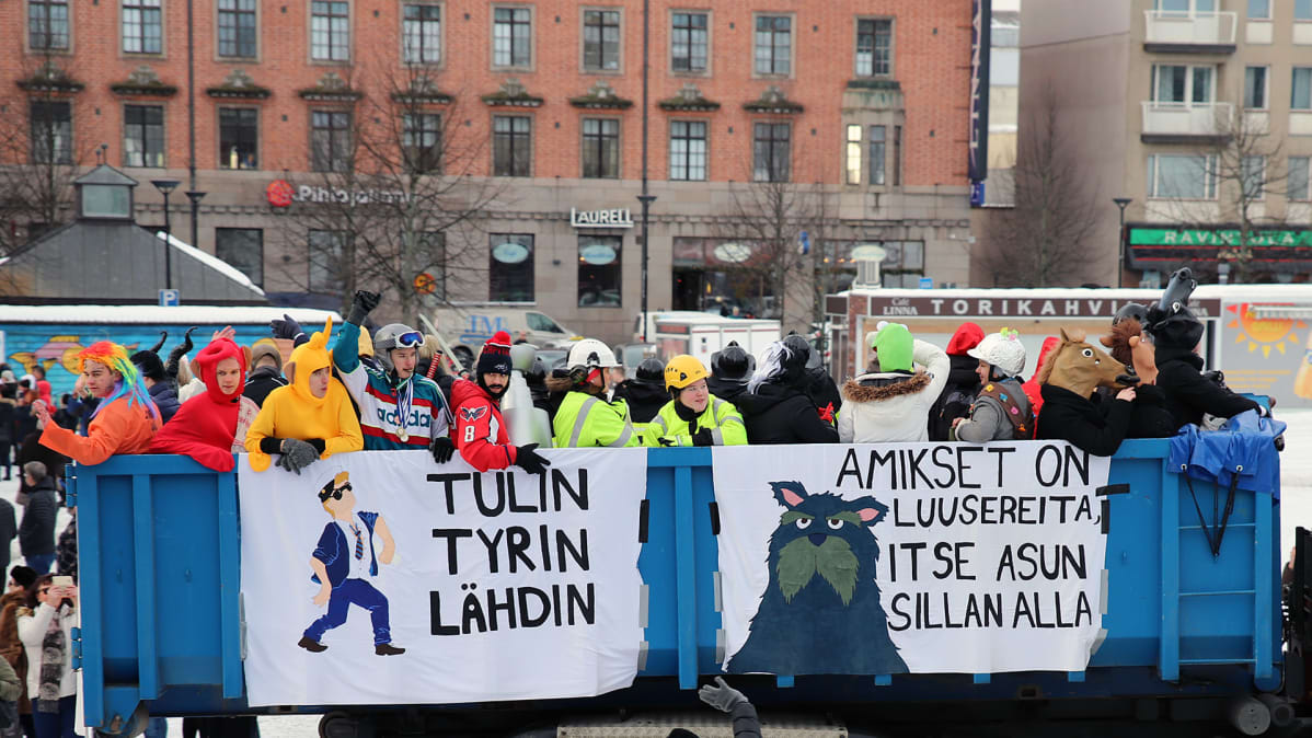 Penkkarirekka Hämeenlinnan torilla