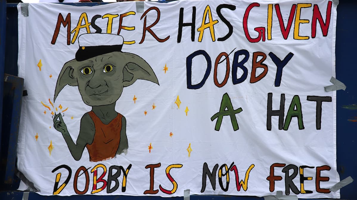 Penkkarilakanassa teksti Master has given Dobby a hat Dobby is now free