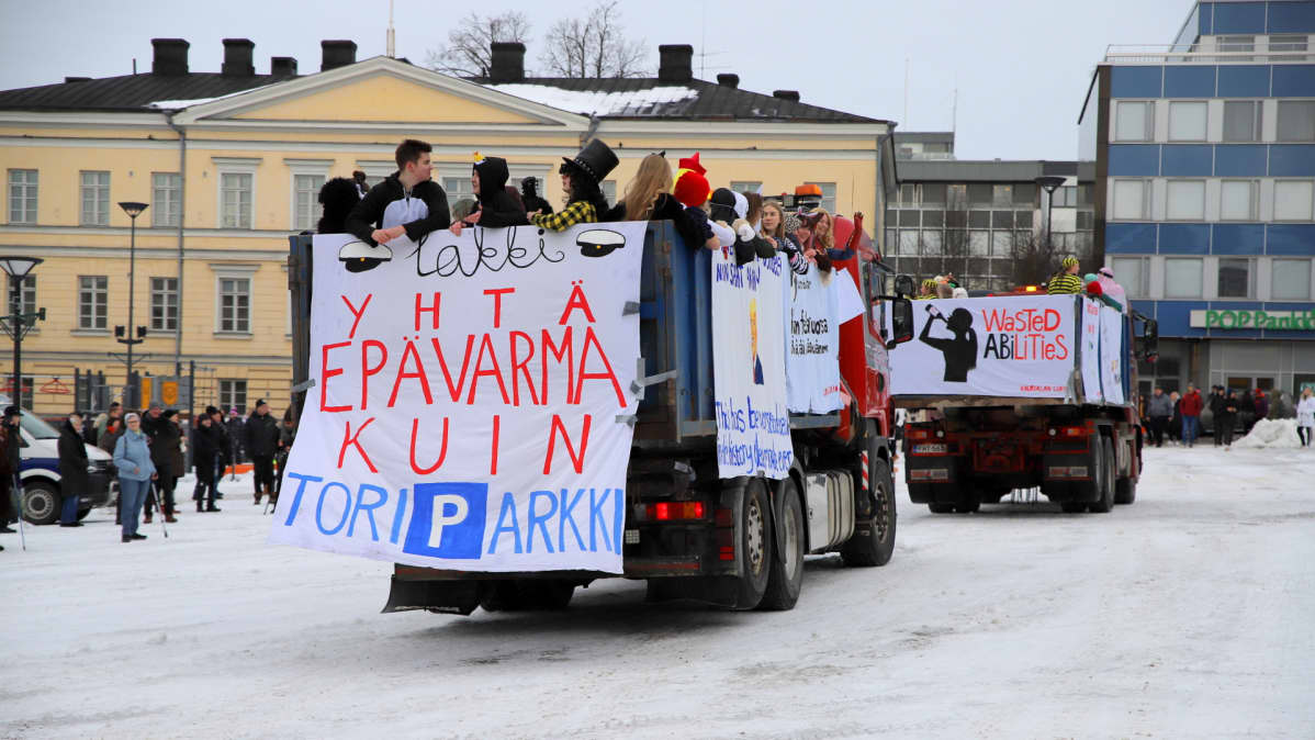 Lakki yhtä epävarma kuin toriparkki -teksti penkkarirekan lakanassa