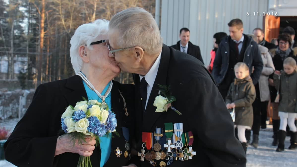 Eila Jaara asteli ensimmäisen kerran avioon 91-vuotiaana elämänsä rakkauden kanssa.